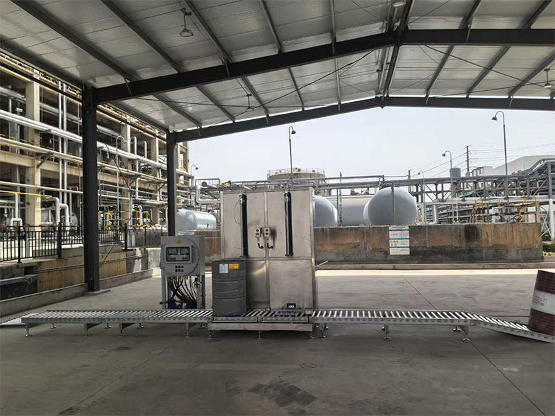 焦作工業(yè)化工品灌裝機安裝完畢